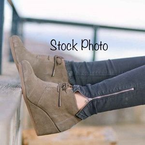 TOMS Wedge Ankle Boots Booties Women’s 9 Beige Taupe Suede Shoes Lace Up